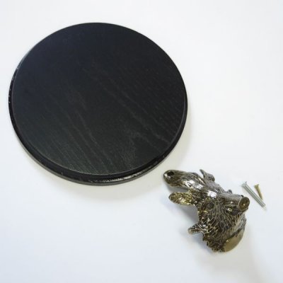 Keilerschild Keilerbrett Gewaffbrett Troph&auml;enschild rund dunkel AF 17 cm mit Keiler Kopf Verzierung gro&szlig;