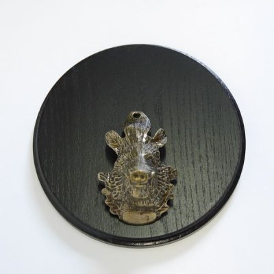 Keilerschild Keilerbrett Gewaffbrett Troph&auml;enschild rund dunkel AF 17 cm mit Keiler Kopf Verzierung gro&szlig;