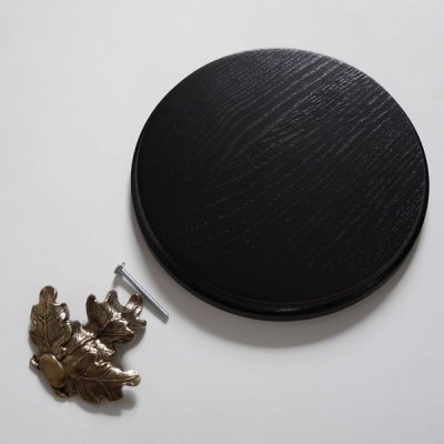 Keilerschild Keilerbrett Gewaffbrett Troph&auml;enschild rund dunkel AF 19 cm mit Eichenlaub Deckblatt gro&szlig;