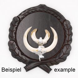 Keilerschild geschnitzt dunkel AF 19 cm mit 2 Stück Aluminium Eichenlaub Deckblatt Keilerbrett Gewaffbrett Trophäenschild