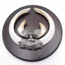 1 Stück Wildschwein Keilerwaffe mit Eichenlaub Verzierung Trophäe Keiler Gewaff Hauer Länge 21 cm #32.198