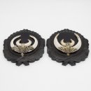 2 Stück Wildschwein Keilerwaffen mit Eichenlaub Verzierung Trophäe Keiler Gewaff Hauer Länge 17,6 cm auf geschnitztem Trophäenschild