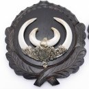 2 Stück Wildschwein Keilerwaffen mit Eichenlaub Verzierung Trophäe Keiler Gewaff Hauer Länge 17,6 cm auf geschnitztem Trophäenschild