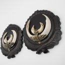 2 Stück Wildschwein Keilerwaffen mit Eichenlaub Verzierung Trophäe Keiler Gewaff Hauer Länge 17,6 cm auf geschnitztem Trophäenschild