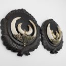 2 Stück Wildschwein Keilerwaffen mit Eichenlaub Verzierung Trophäe Keiler Gewaff Hauer Länge 17,6 cm auf geschnitztem Trophäenschild