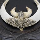 2 Stück Wildschwein Keilerwaffen mit Eichenlaub Verzierung Trophäe Keiler Gewaff Hauer Länge 17,6 cm auf geschnitztem Trophäenschild