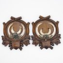 2 Stück Wildschwein Keilerwaffen mit Eichenlaub Verzierung Trophäe Keiler Gewaff Hauer Länge 17,3 cm auf geschnitztem Trophäenschild