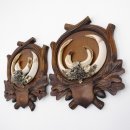 2 Stück Wildschwein Keilerwaffen mit Eichenlaub Verzierung Trophäe Keiler Gewaff Hauer Länge 17,3 cm auf geschnitztem Trophäenschild