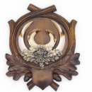 1 Stück Wildschwein Keilerwaffen mit Eichenlaub Verzierung Trophäe Keiler Gewaff Hauer Länge 17,2 cm auf geschnitztem Trophäenschild