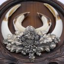 1 Stück Wildschwein Keilerwaffen mit Eichenlaub Verzierung Trophäe Keiler Gewaff Hauer Länge 17,2 cm auf geschnitztem Trophäenschild