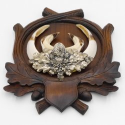 1 Stück Wildschwein Keilerwaffen mit Eichenlaub Verzierung Trophäe Keiler Gewaff Hauer Länge 17,2 cm auf geschnitztem Trophäenschild