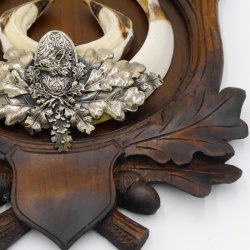 1 Stück Wildschwein Keilerwaffen mit Eichenlaub Verzierung Trophäe Keiler Gewaff Hauer Länge 17,2 cm auf geschnitztem Trophäenschild