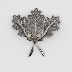 1 piece of boar weapon oak leaf cover, small, 4 leaves with 2 acorns, silver-colored