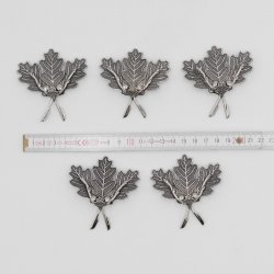 5 boar weapons Oak leaf cover sheet, small, 4 leaves with 2 acorns, silver-colored