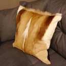 1 Stück Springbock Fellkissen 44 x 44 cm Fell Afrika Antilope Tierfell Sofa Kissen incl. Füllkissen