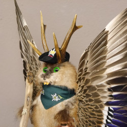Wolpertinger Wolpi Bisam Präparat grüne Augen mit Hut, Halstuch, Flügel, Laterne und Stock Höhe 43 cm Fabelwesen Gaudi Geschenk