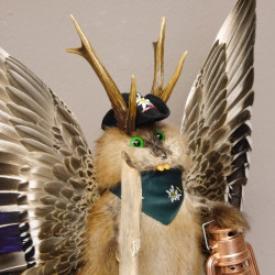 Wolpertinger Wolpi Bisam Präparat grüne Augen mit Hut, Halstuch, Flügel, Laterne und Stock Höhe 43 cm Fabelwesen Gaudi Geschenk