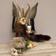Iltis Wolpertinger Wolpi Präparat taxidermy mit Reh Geweih, große Flügel und Porzellanpfeife auf Wurzel Höhe 51 cm