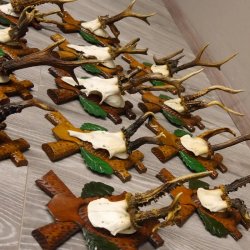 ABNORMITÄTEN 13 Stück abnormale Rehgeweihe ABNORM Rehbock Reh Bock Geweihe auf geschnitzte Trophäenschilder #22.977