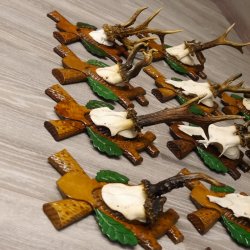 ABNORMITÄTEN 13 Stück abnormale Rehgeweihe ABNORM Rehbock Reh Bock Geweihe auf geschnitzte Trophäenschilder #22.977