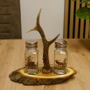 Salz + Pfeffer Streuer Menagen Set mit farbigen Jagdmotiv auf Akazienschild mit Rehbock Stange als Griff #27.40.1.1