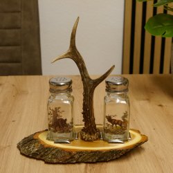 Salz + Pfeffer Streuer Menagen Set mit farbigen Jagdmotiv auf Akazienschild mit Rehbock Stange als Griff #27.40.1.1