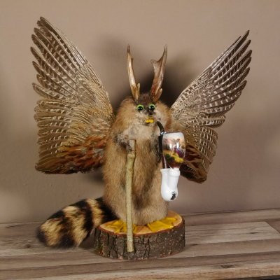 Wolpertinger Wolpi Bisam Präparat mit große Flügel, Pfeife und Stock, mit grünen Augen Fabelwesen Gaudi Geschenk #86.7.31