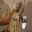 Wolpertinger Wolpi Bisam Präparat mit große Flügel, Pfeife und Stock, mit grünen Augen Fabelwesen Gaudi Geschenk #86.7.31