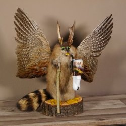 Wolpertinger Wolpi Bisam Präparat mit große Flügel, Pfeife und Stock, mit grünen Augen Fabelwesen Gaudi Geschenk #86.7.31