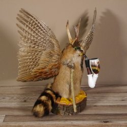 Wolpertinger Wolpi Bisam Präparat mit große Flügel, Pfeife und Stock, mit grünen Augen Fabelwesen Gaudi Geschenk #86.7.31