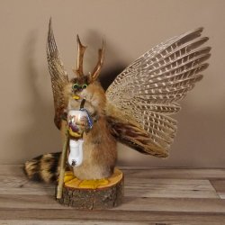 Wolpertinger Wolpi Bisam Präparat mit große Flügel, Pfeife und Stock, mit grünen Augen Fabelwesen Gaudi Geschenk #86.7.31