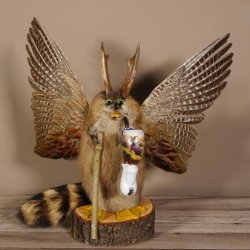 Wolpertinger Wolpi Bisam Präparat mit große Flügel, Pfeife und Stock, mit grünen Augen Fabelwesen Gaudi Geschenk #86.7.31