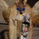 Wolpertinger Wolpi Präparat taxidermy mit große Flügel, Pfeife und Stock, mit blaue Augen Höhe 41 cm Fabelwesen Gaudi Geschenk #86.7.30