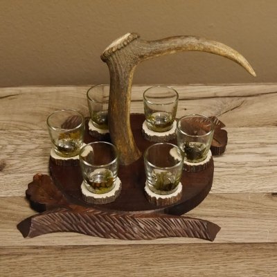 Schnaps Anbieter geschnitztes Schnapsbrett H17 cm Damhirsch Stange Geweih Griff mit 6 Stück " kurze " Gläser Jagdmotiv Tier Motiv #27.7.150