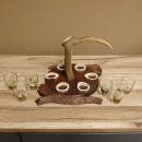 Schnaps Anbieter geschnitztes Schnapsbrett H17 cm Damhirsch Stange Geweih Griff mit 6 Stück " kurze " Gläser Jagdmotiv Tier Motiv #27.7.150