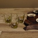 Schnaps Anbieter geschnitztes Schnapsbrett H17 cm Damhirsch Stange Geweih Griff mit 6 Stück " kurze " Gläser Jagdmotiv Tier Motiv #27.7.150