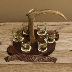 Schnaps Anbieter geschnitztes Schnapsbrett H17 cm Damhirsch Stange Geweih Griff mit 6 Stück " kurze " Gläser Jagdmotiv Tier Motiv #27.7.150