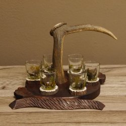 Schnaps Anbieter geschnitztes Schnapsbrett H17 cm Damhirsch Stange Geweih Griff mit 6 Stück " kurze " Gläser Jagdmotiv Tier Motiv #27.7.150