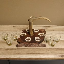 Schnaps Anbieter geschnitztes Schnapsbrett H17 cm Damhirsch Stange Geweih Griff mit 6 Stück " kurze " Gläser Jagdmotiv Tier Motiv #27.7.150