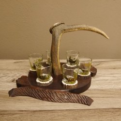 Schnaps Anbieter geschnitztes Schnapsbrett H17 cm Damhirsch Stange Geweih Griff mit 6 Stück " kurze " Gläser Jagdmotiv Tier Motiv #27.7.150