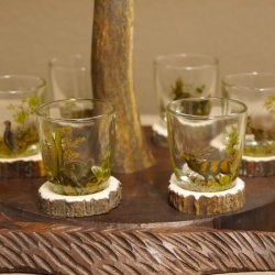 Schnaps Anbieter geschnitztes Schnapsbrett H17 cm Damhirsch Stange Geweih Griff mit 6 Stück " kurze " Gläser Jagdmotiv Tier Motiv #27.7.150