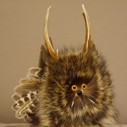 Kleines Wolpertinger Wolpi Präparat taxidermy mit orange Augen, kleine Flügel und Reh Geweih Horn #86.2.87